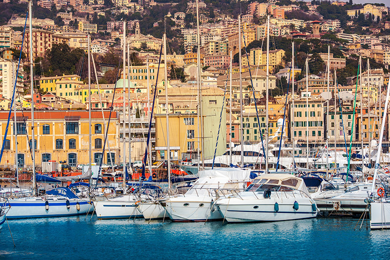 Hafen von Genua vom Meer aus gesehen