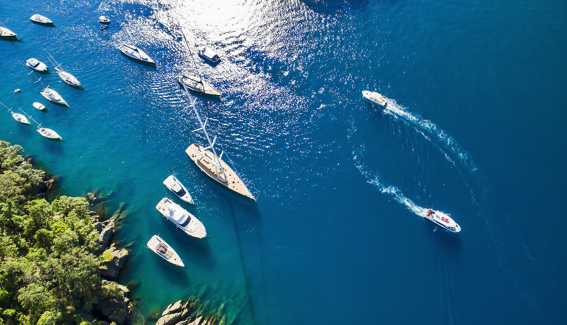Mer avec des bateaux en mouvement dans le parc naturel de Portofino